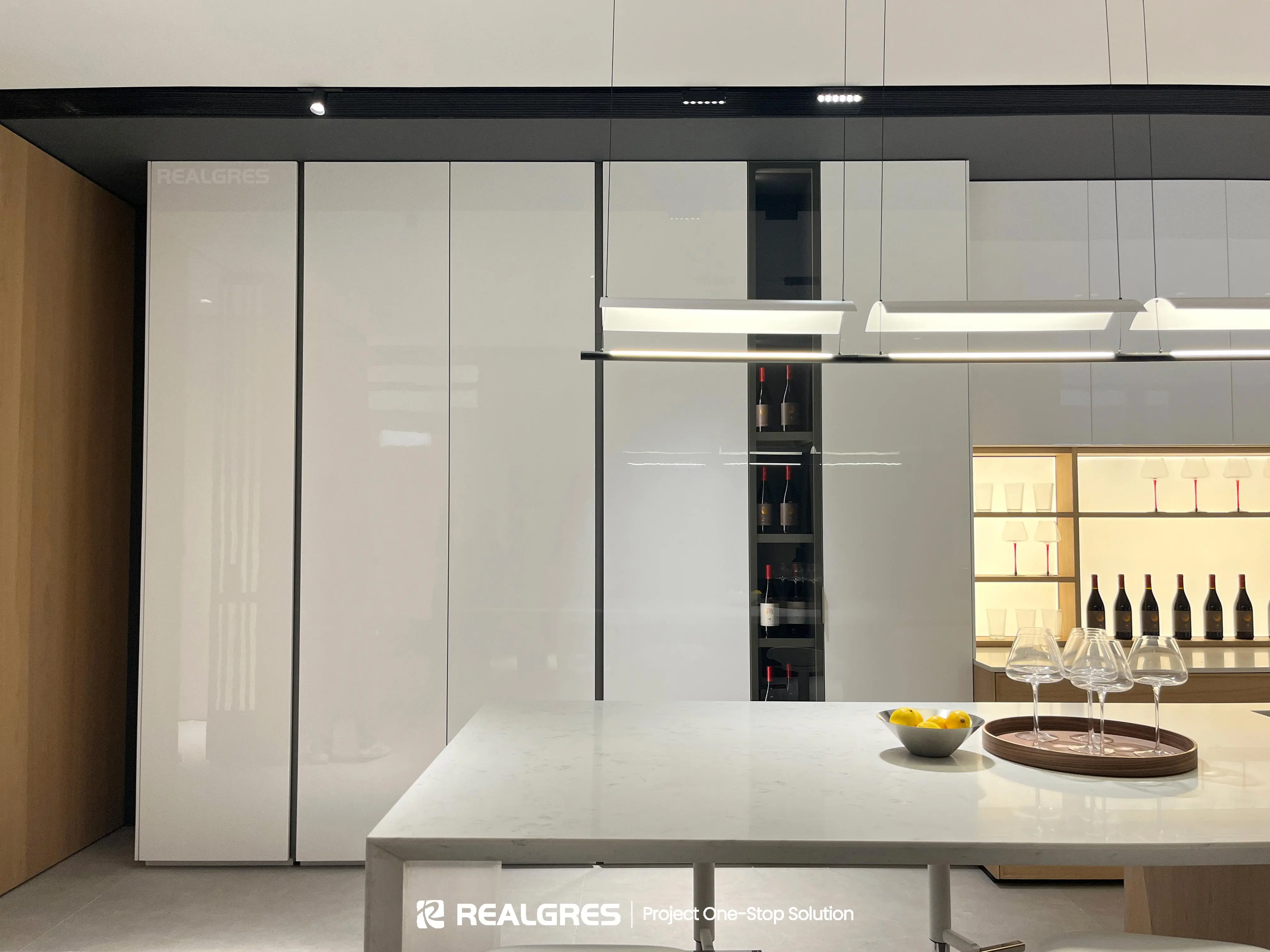 6m Large Kitchen Cheap Australia White Lacquer Glossy Finished Glass Quartz Island High End Kitchen Cabinets Manufacturing