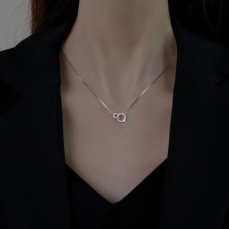 Korean version of the niche design high-grade titanium steel necklace female Joker does not fade hot girl temperament clavicle c