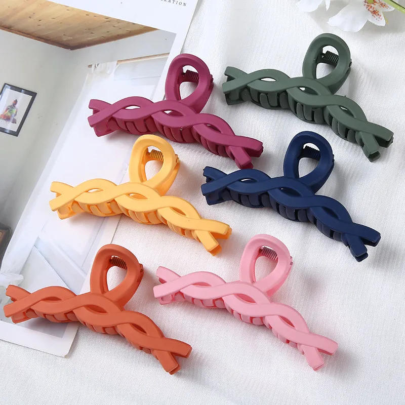 Solid Color Women Hair Claws Matter Color Twisted Resin Plastic Girl Ponytail Hair Clips Fashion Ladies Hair Pins