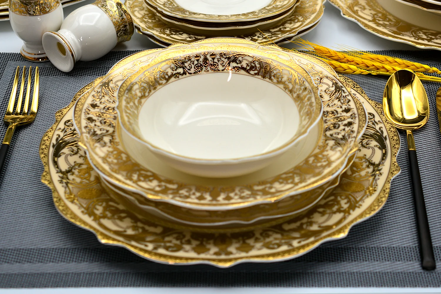 Super September luxury style gold decoration beautiful pattern dinner set Dubai Wedding ecofriendly products