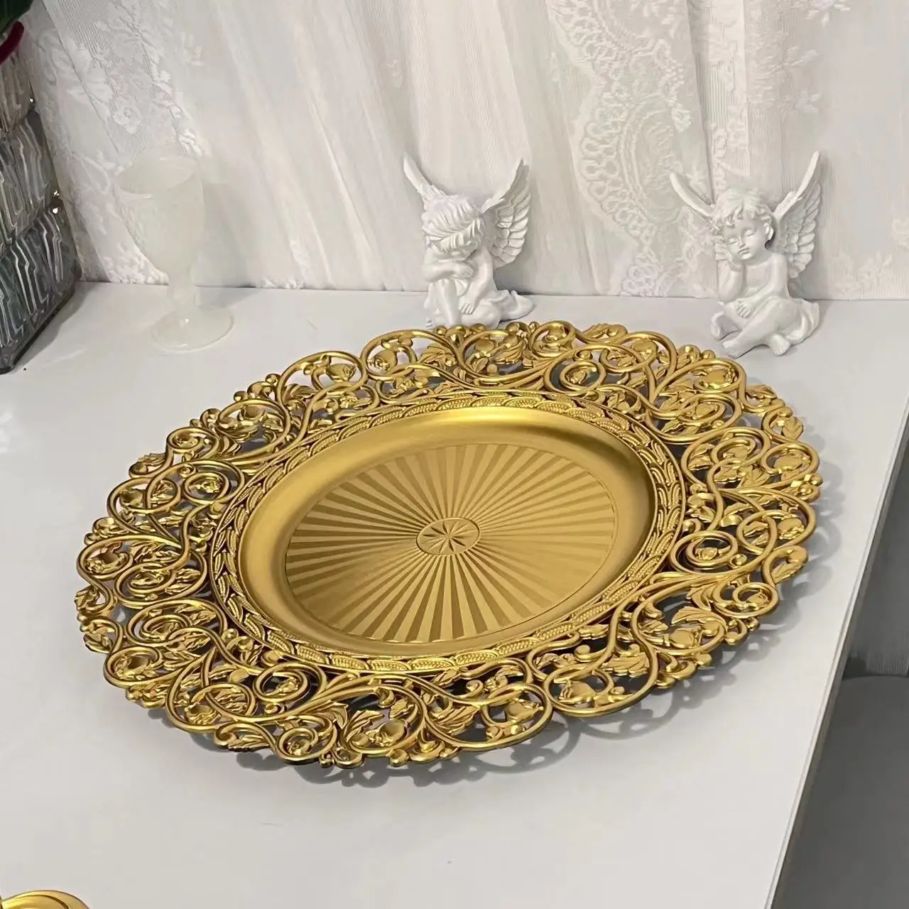 2024 New European Style  Gold Charger Plates For Fruit Weddings Plastic Elegant Charger Plates