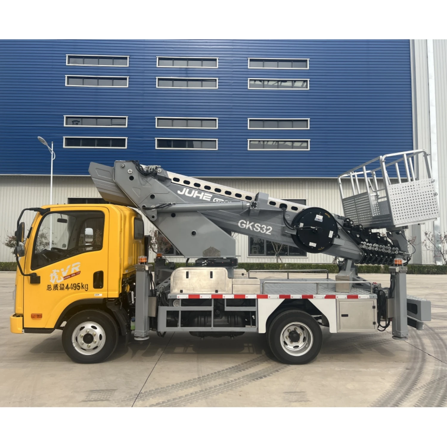 JIUHE factory price high altitude operation truck 32m aerial lift truck hydraulic boom lift aerial work platform truck