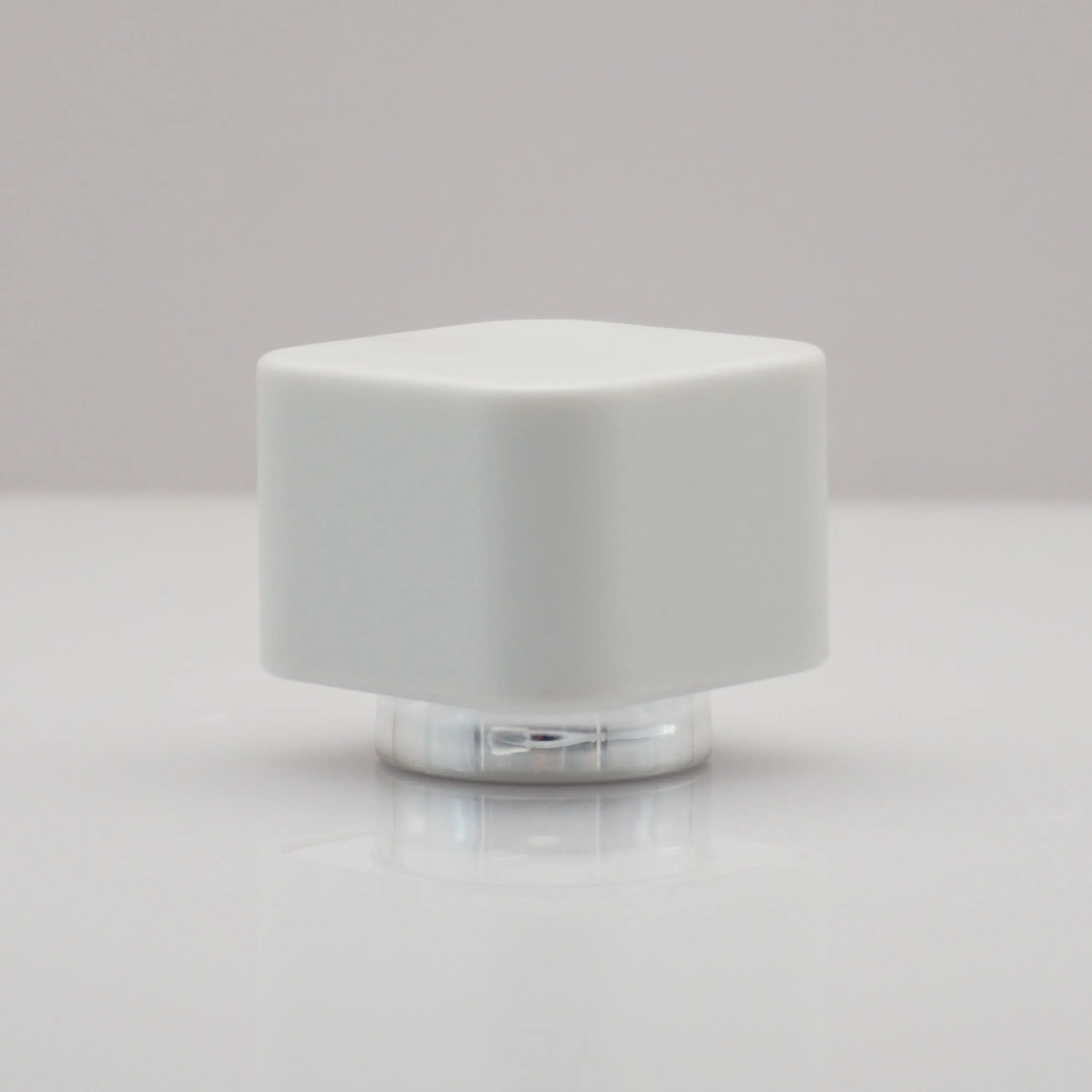 MOQ 5000 Customized Color Perfume Bottle Cap white black cube perfums cap with 15mm neck
