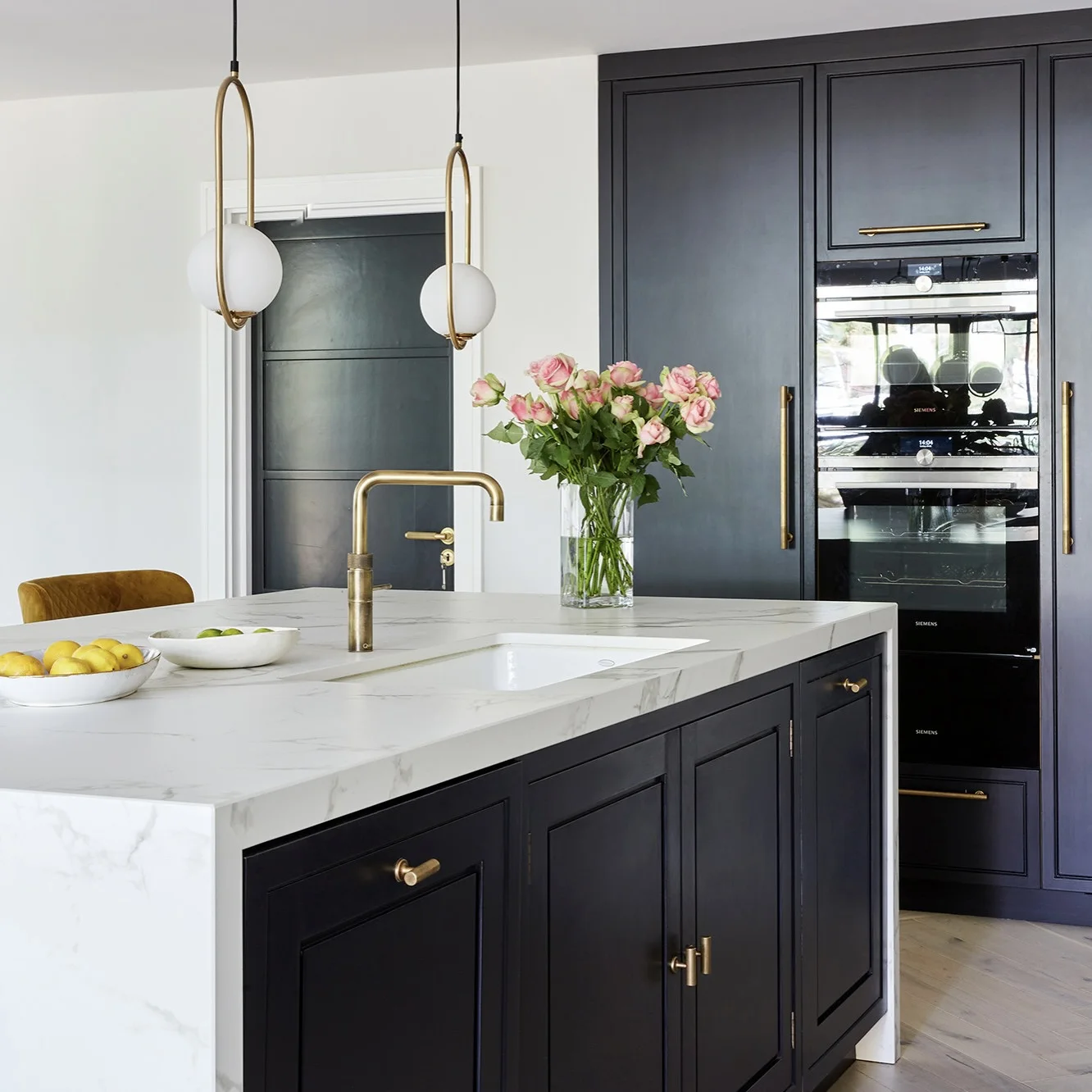 Modern Complete Kitchen Islands with Traditional White Lacquer Wooden Grain Melamine Mixed MDF Cabinet Free Designs