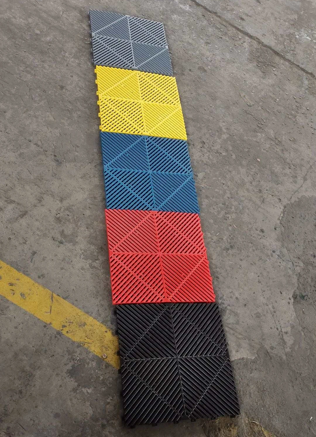 Interlocking Garage Vinyl Flooring Plastic Workshop Floor Tile  Eco-friendly PVC Garage Plastic Floor