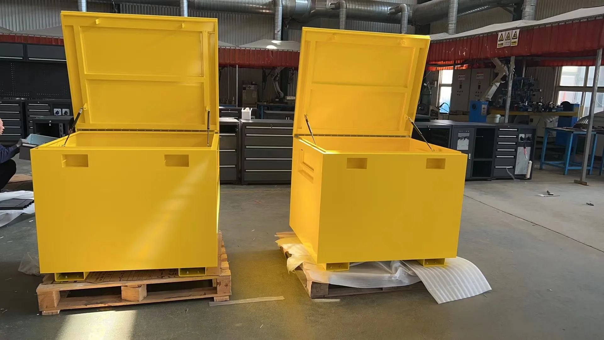 Heavy duty steel cold rolled steel job site tool box