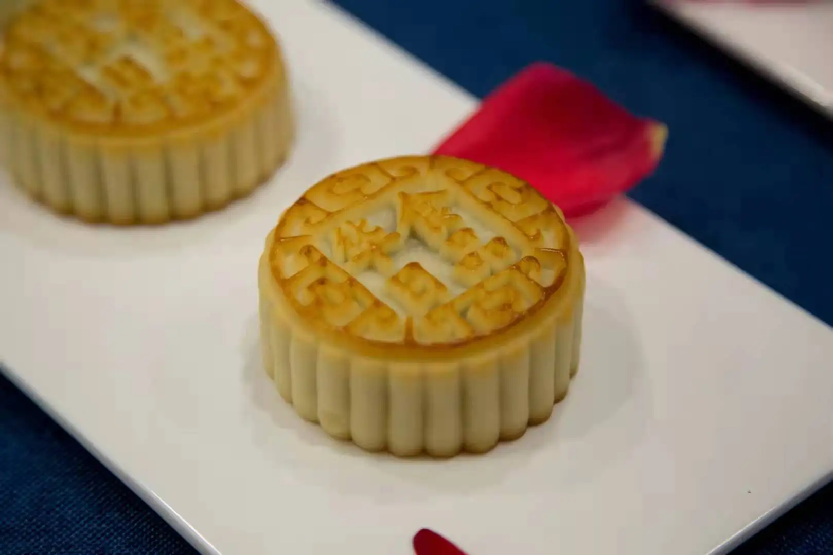 Источник завод свежий праздника середины осени Mooncakes течет заварной крем с пятью орехи