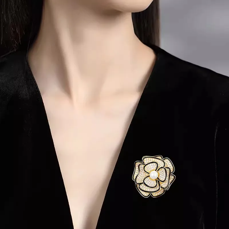 Luxury Broche Designer Camellia Brooches Women Classic Elegant Pearl Rhinestone Flower Brooch Pin Suit Clothing Decorations