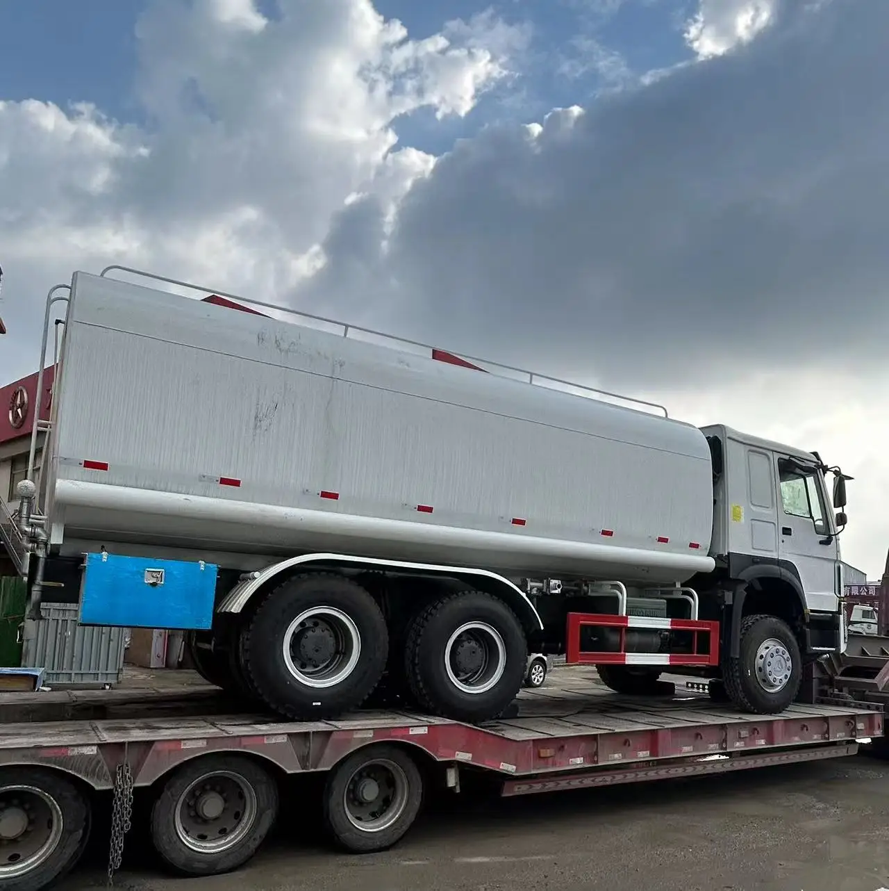 2023 Sinotruk Howo высокое качество 10000л разбрызгиватель автоцистерны 6 м3 новый 4x2 резервуар
