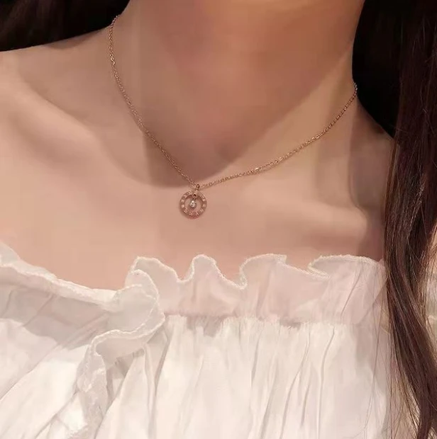 Ожерелье для женщин и девушек, женское ювелирное изделие, подвесное ожерелье с одним бриллиантом и вырезом, классическое ожерелье из титановой стали