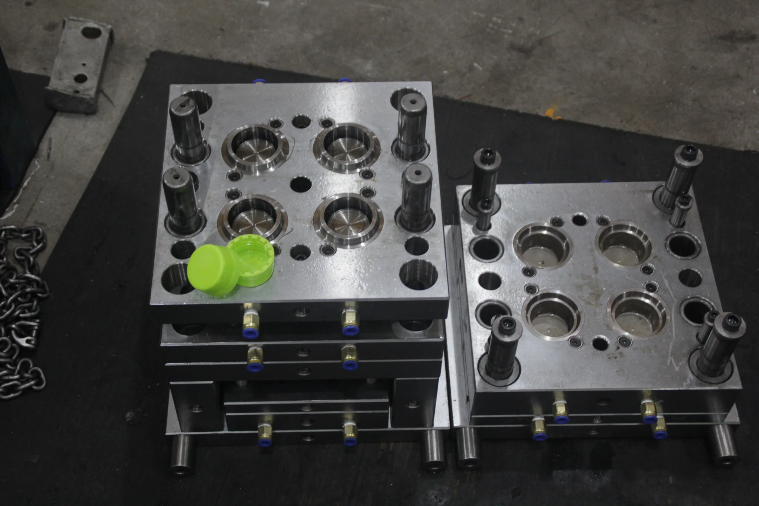 4 cavity Hot selling new bottle cap mold high quality latest engine oil cap mold