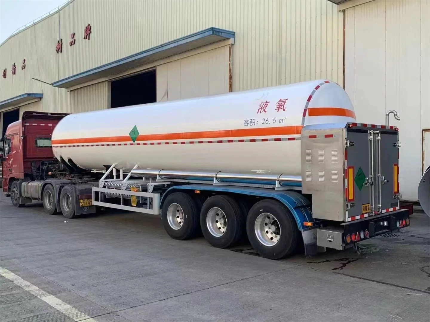 The latest process design of CIMC is a three-axis Fuel Tanker semi-trailer made of high-strength steel.