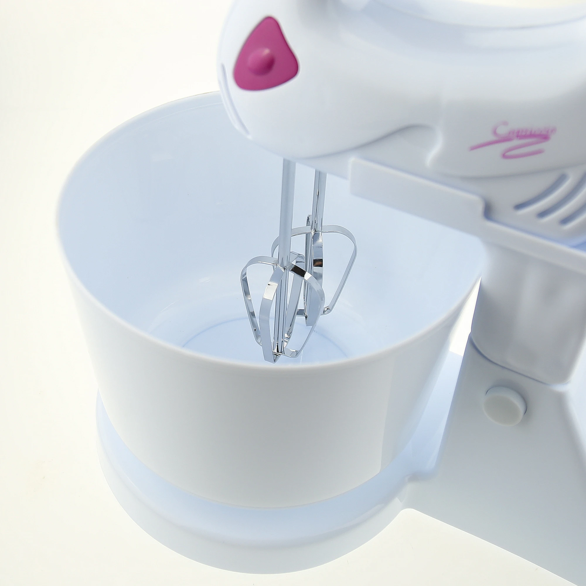 7-скоростной ручной миксер с пластмассовым корпусом