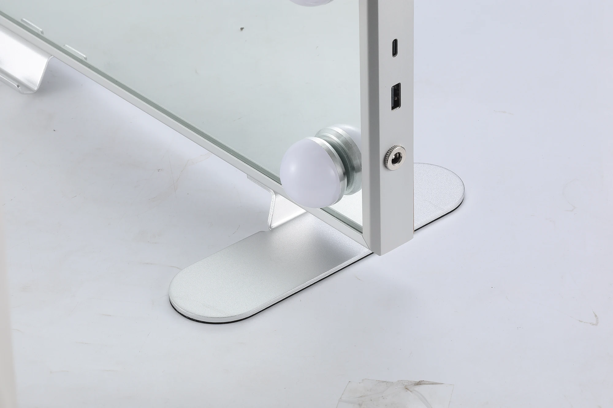 14 Bulbs Hollywood Makeup Mirror With LED Light Vanity Dressing Table Luxury  Manufacturers