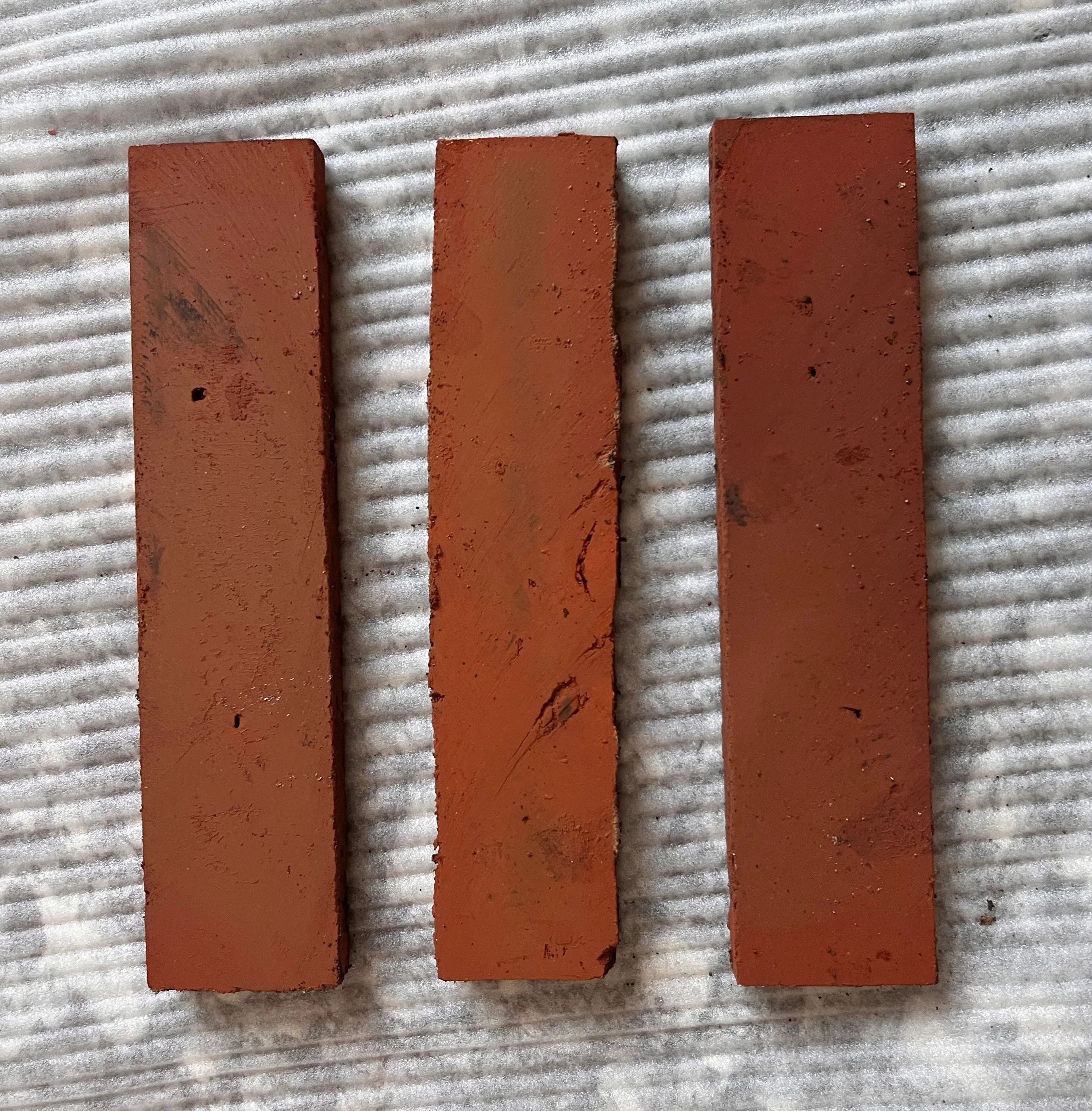 Старые антикварные тонкие кирпичи из красной глины для внутренней и внешней отделки стен