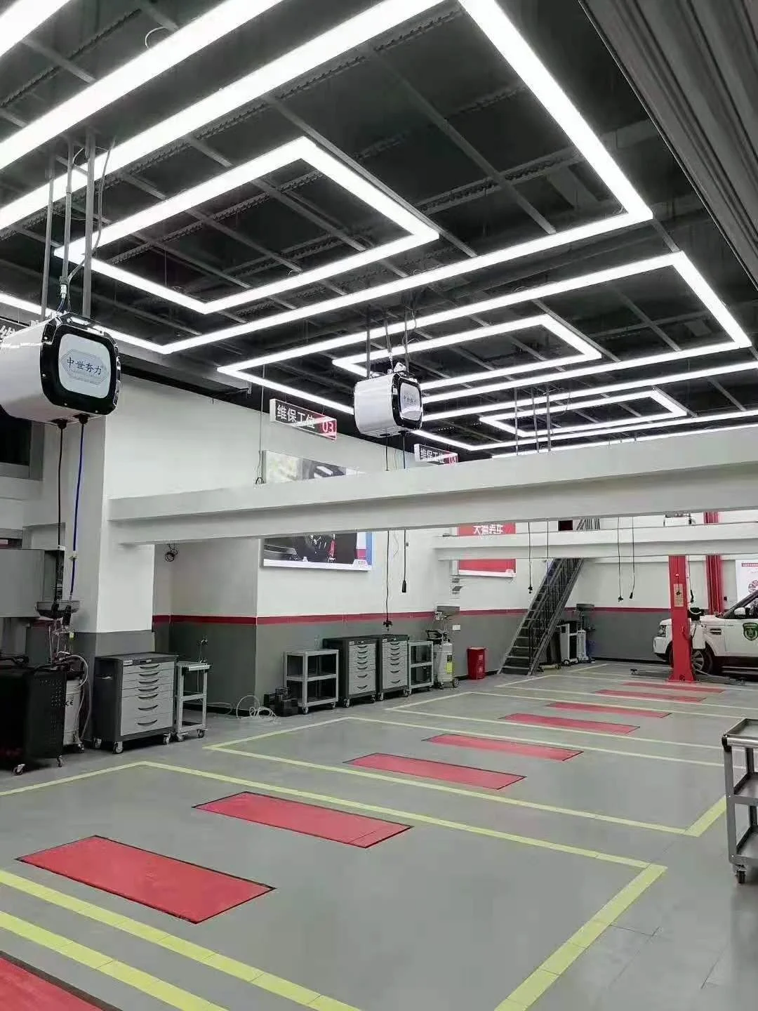 Customized voltage and power Eco-friendly garage plastic floor mat/pvc interlocking tiles