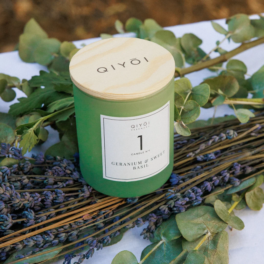 Top Quality QIYOI pack of two scented  candles geranium and sweet basil and sandalwood for aromatherapy and home fragance  500gr