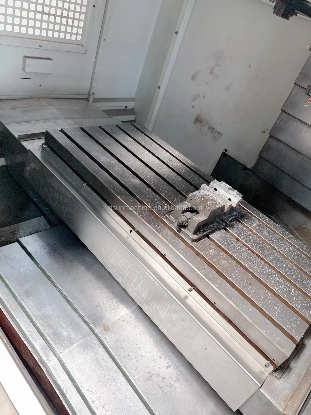  Два 2015 Тайваньская машина Wang Yongjin 102a используется CNC обрабатывающий центр квази-новая дешевый