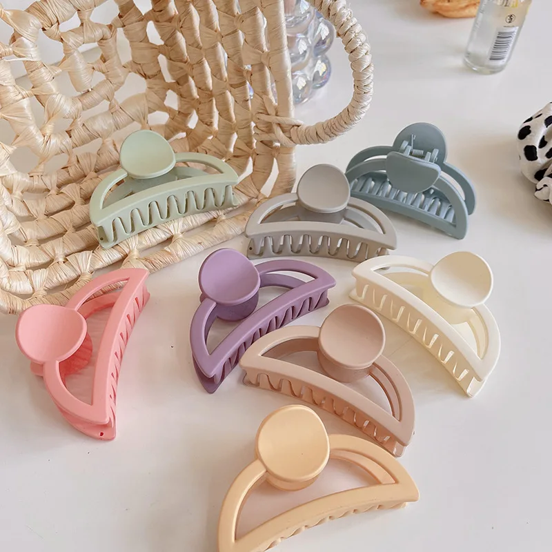 Yiwu Made Small Commodities New Arrival Fashion Ladies Acrylic Half-moon Ladies and Girls Hair Clips