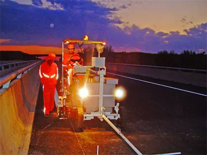 Automatic thermoplastic roadmarking machine
