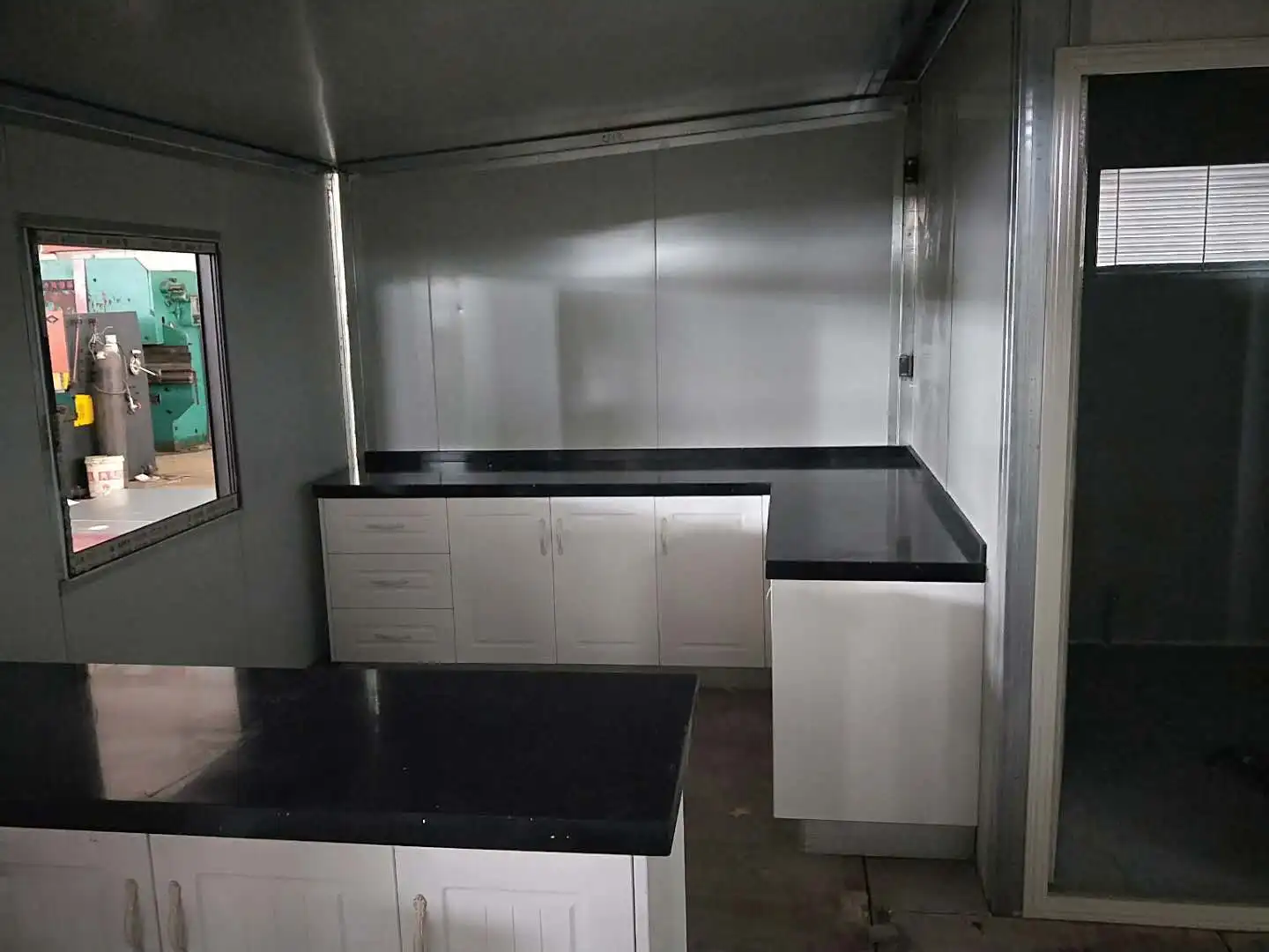 20ft Luxury Living Container Steel Allstar Contemporary Steel Structure 5 Bedroom 3 Bath Luxury Villa 1 Story Stone Outside