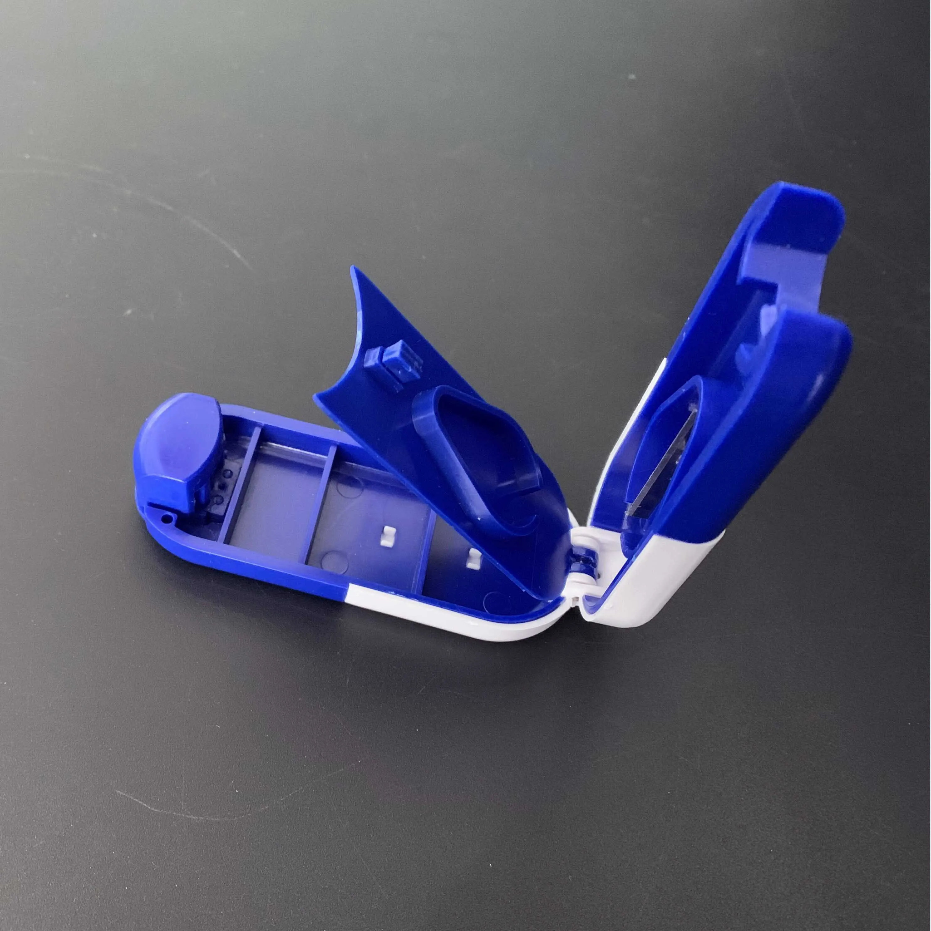 Пластиковый контейнер для хранения таблеток с лезвием из нержавеющей стали