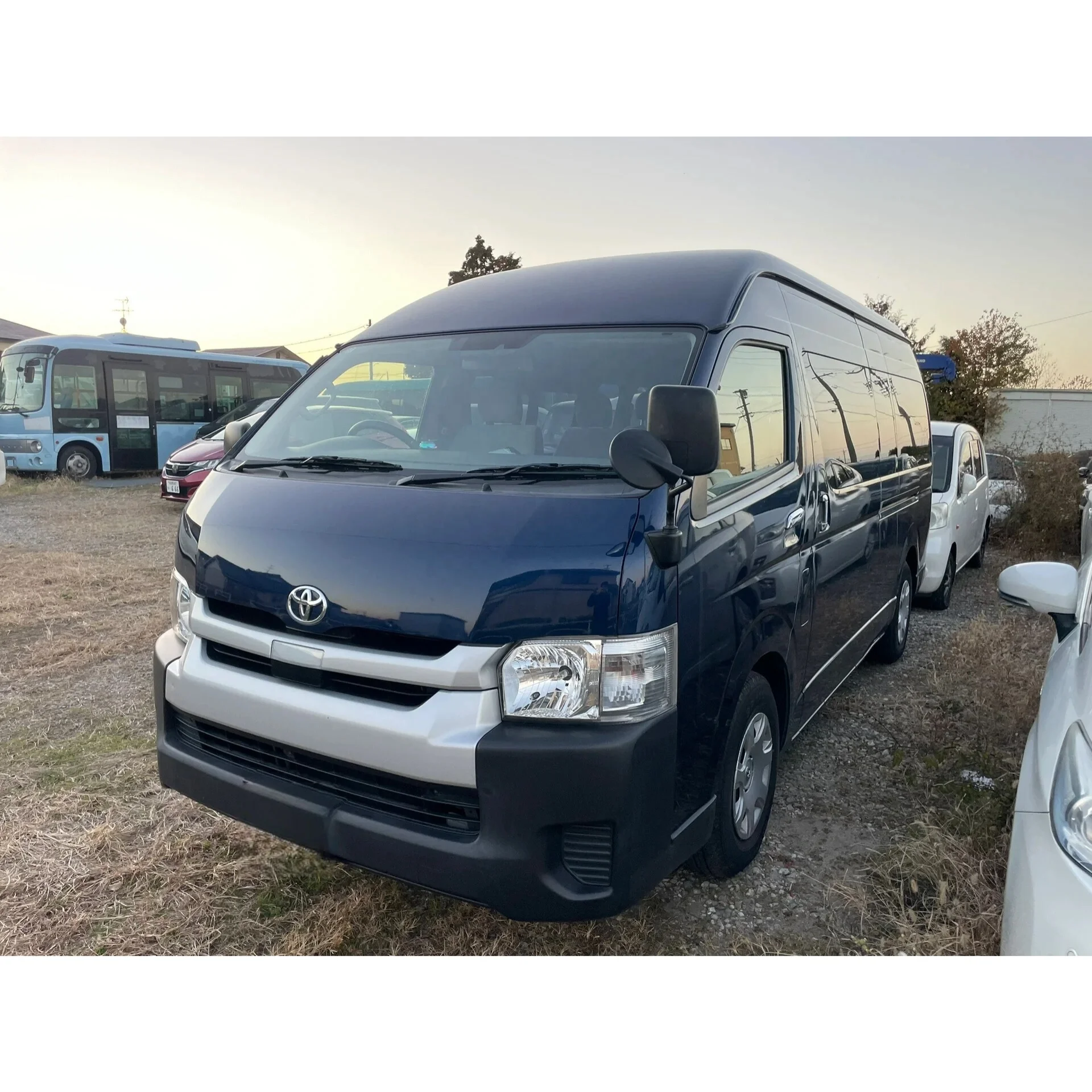Товары для продажи Toyota Hiace Diesel 9 мест