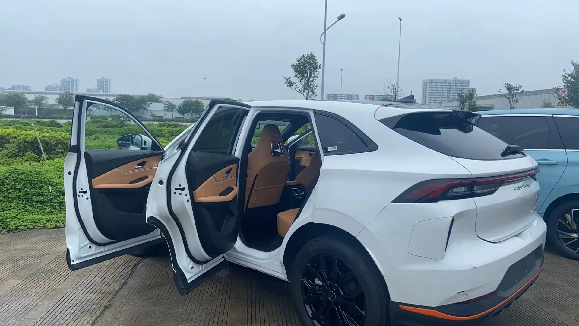 DONGFENG с правым приводом электрический внедорожник высокоскоростной мини-автомобиль китайского бренда 410 км кожаными сиденьями механическая коробка передач для взрослых