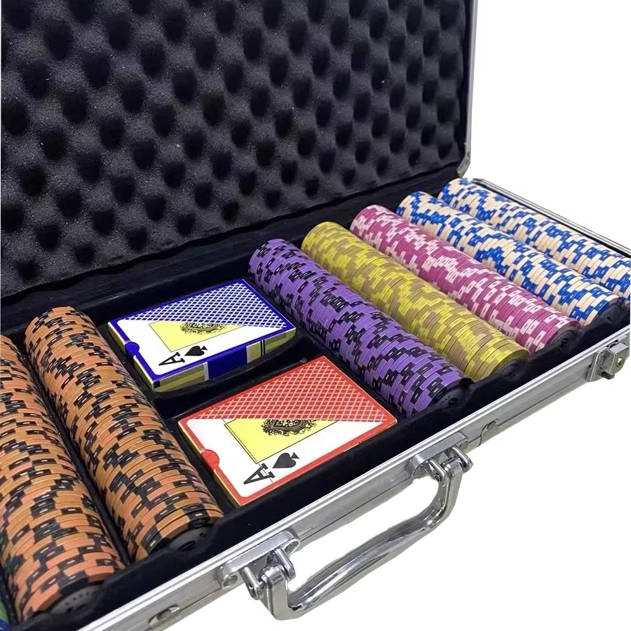 Черный алюминиевый корпус из красного дерева с бляшками для казино 500 хранения фишек покера и транспортировки стильных чипов