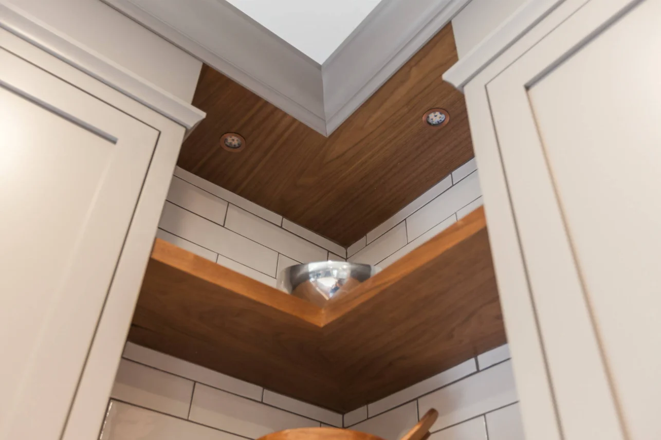 Светло-серый шейкер из массива дерева кухонный шкаф с островом