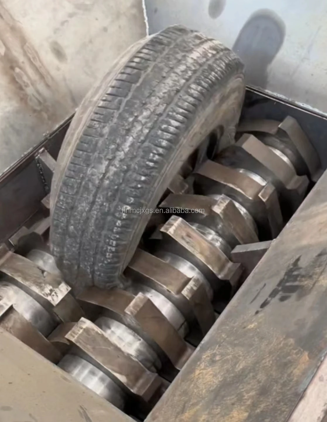 Waste rubber tire energy saving equipment for recycling old tires