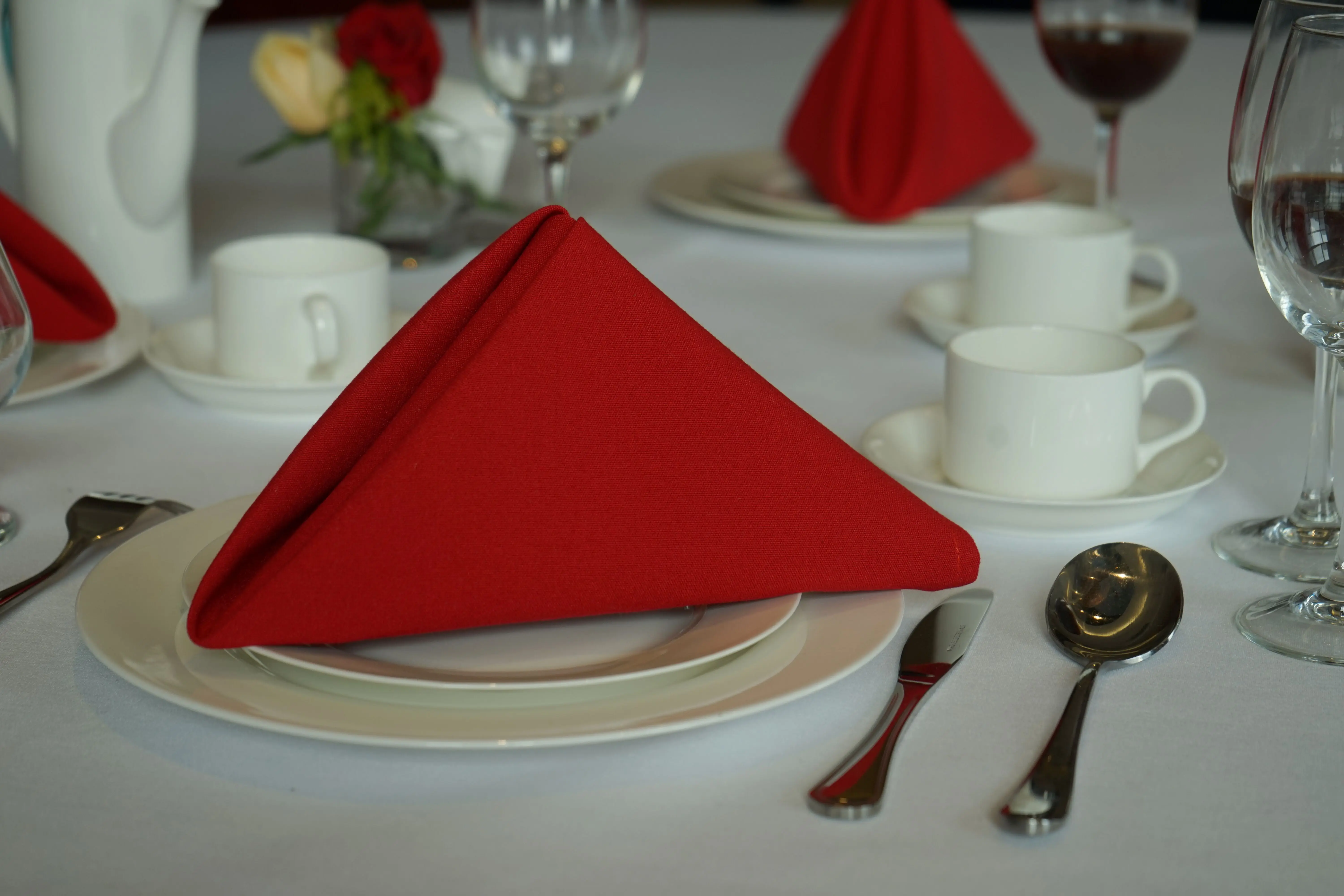 Оптовая продажа, Красные 100% крученые полиэтиленовые столовые салфетки для ресторанов, столовые скатерти для бистро, салфетки для мероприятий, гостиниц