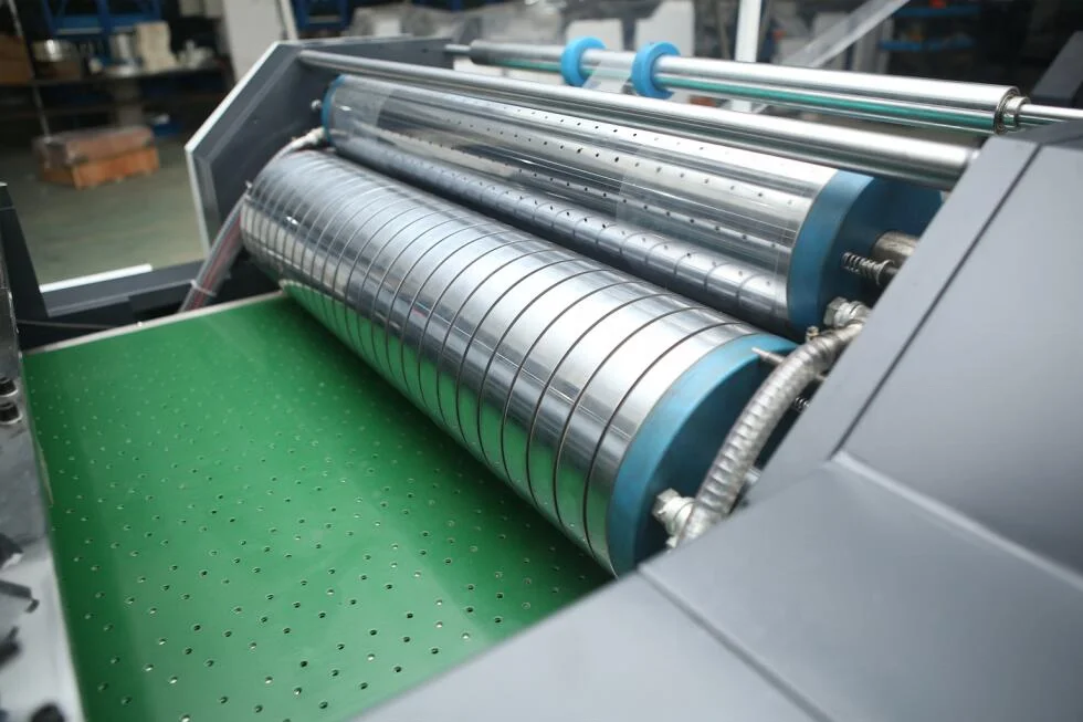 Automatic shaped window patching machine for carton and E-flute box