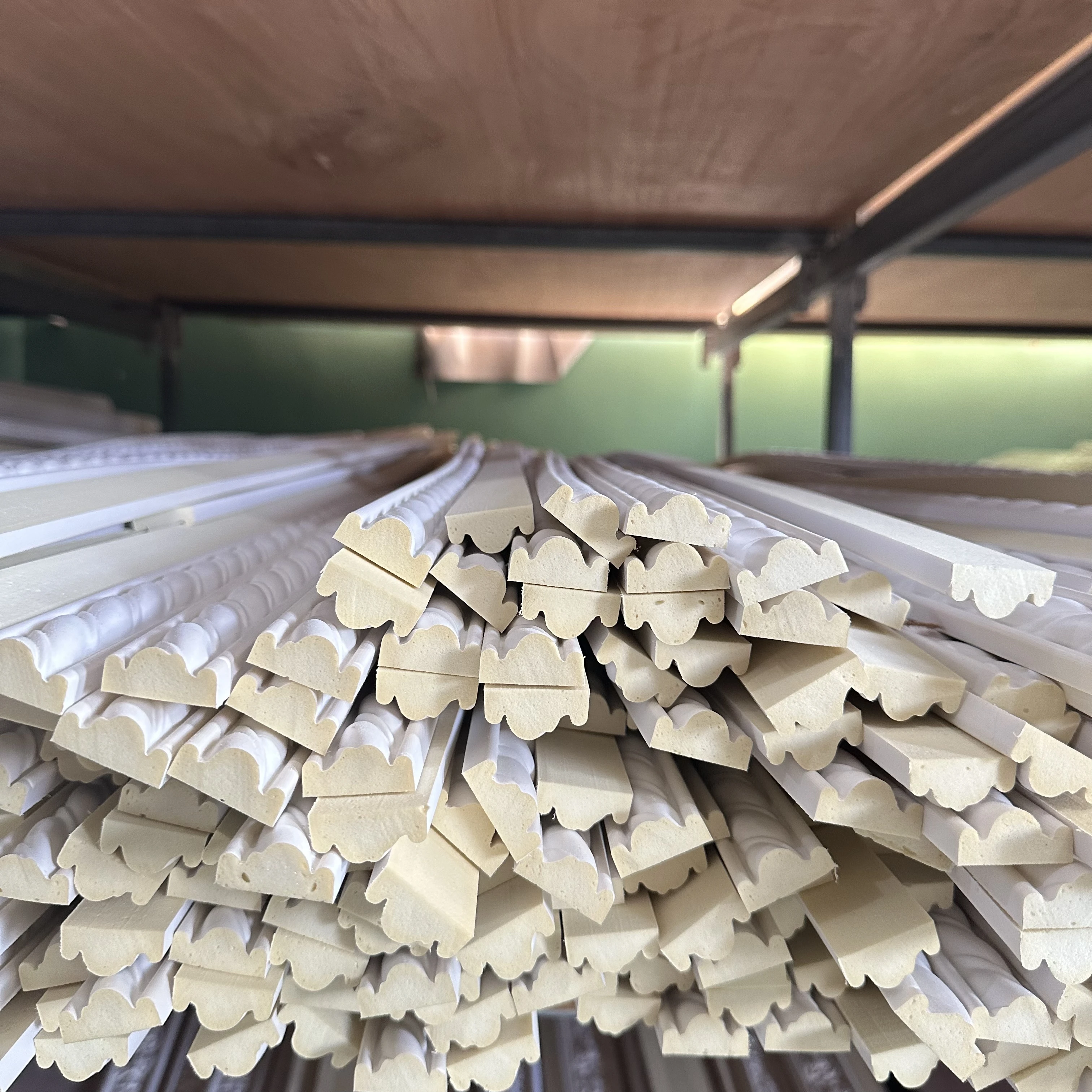 Modern Classic Polyurethane Moulding for Hotels and Villas Carved Flat with Light Primed Surface Treatment