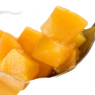 В пластиковых чашках с кубиками персика консервированный фруктовый бокал