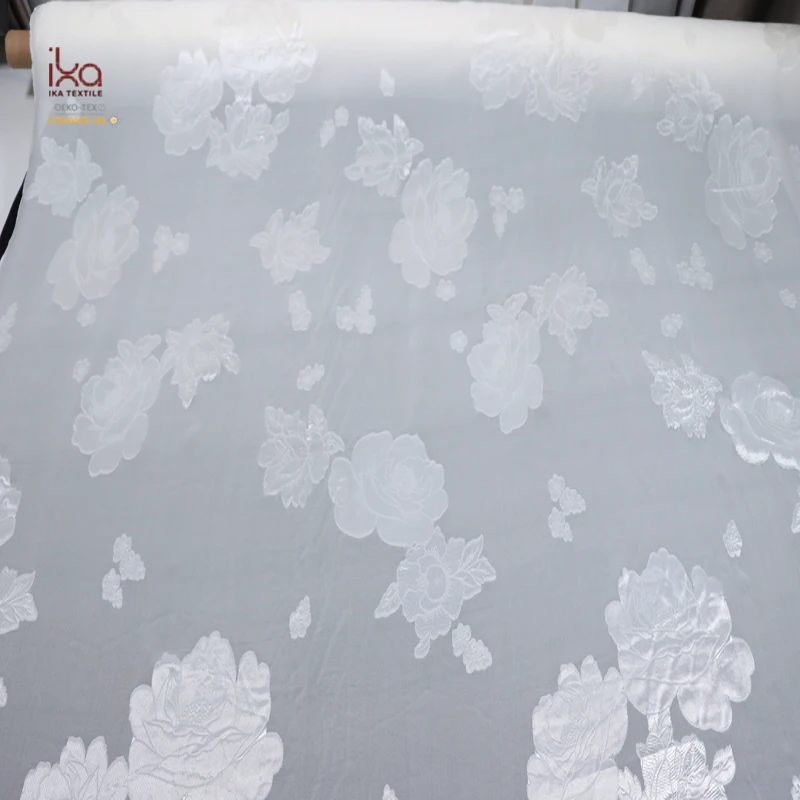 2024 Chinese Luxury White Floral Stock Custom Cotton Silk Cut Flower Jacquard Fabric for Dresses