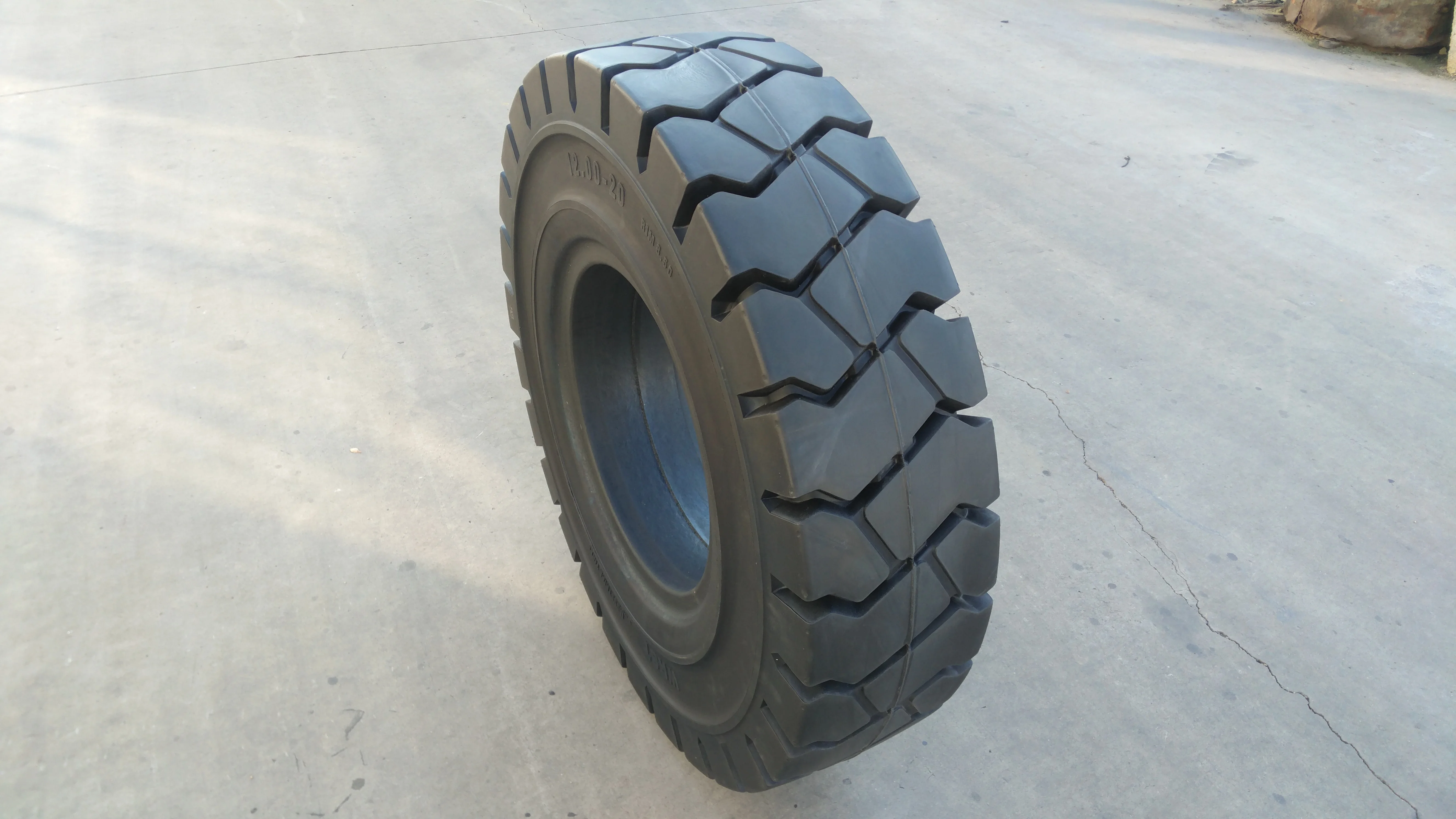no puncture forklift solid tyre 11.00-20 for heavy duty forklift