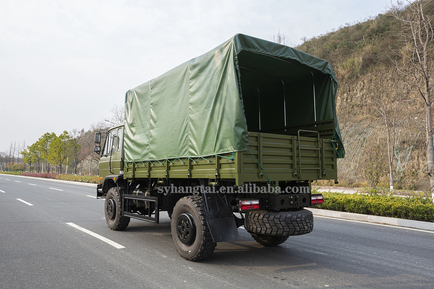 Custom All Wheel Drive Personnel Transportation 4WD Truck 190hp Diesel Engine With 60% Gradeability