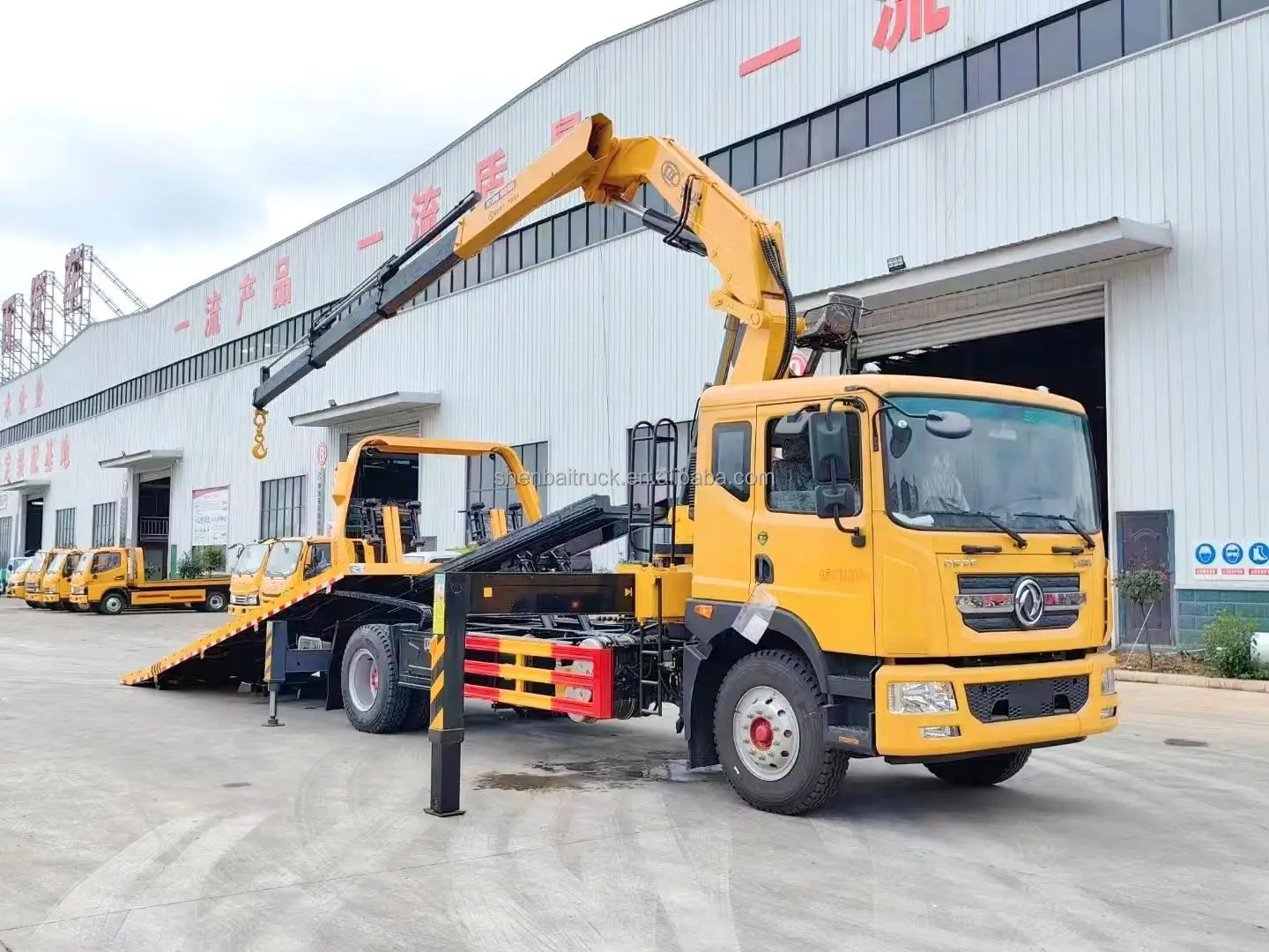 Good Quality Road Emergency Dongfeng 4X2 8Ton 10Ton Wrecker Towing Truck Flatbed Body Truck with Crane for sale