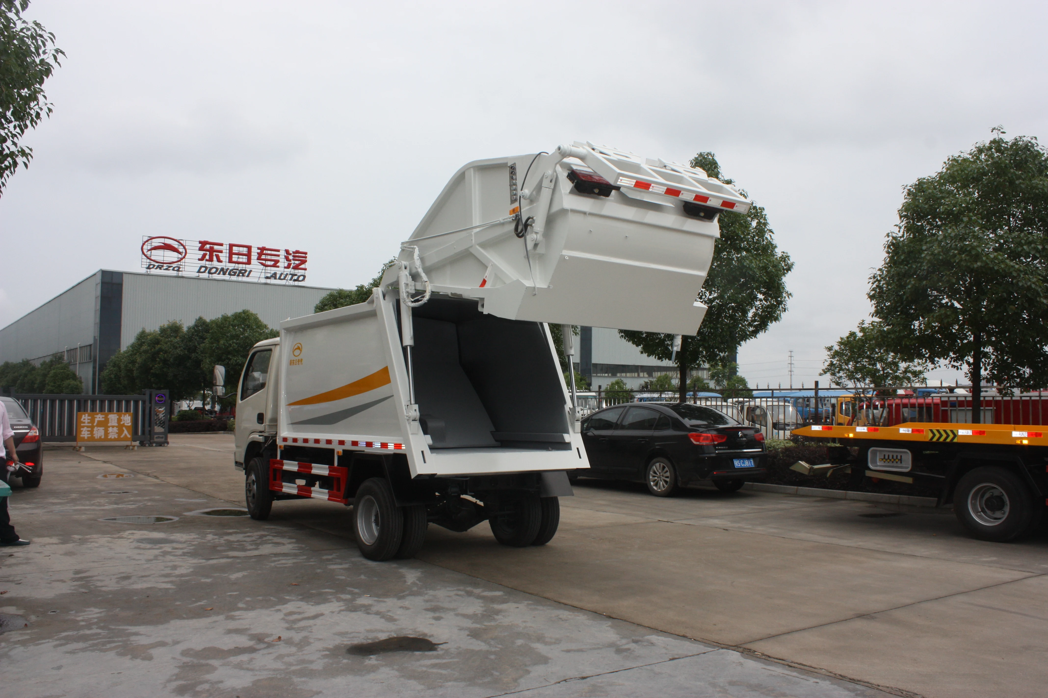 dongfeng whole hermetical garbage transport truck for sale