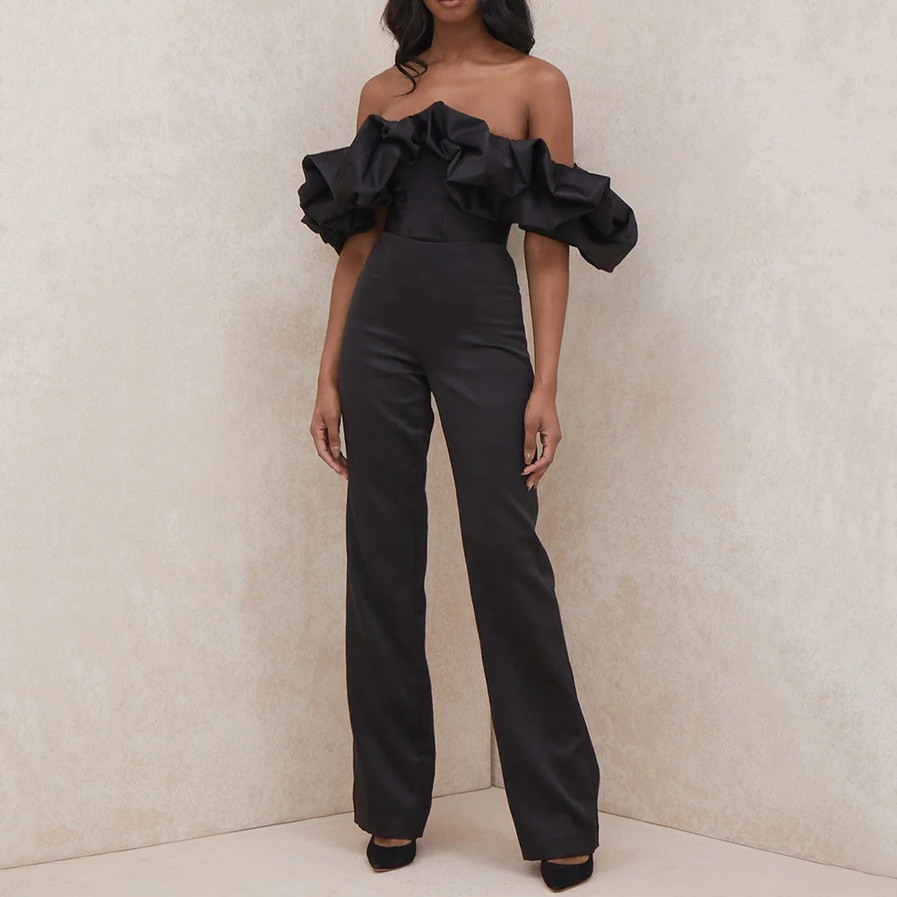 Женский атласный бархатный комбинезон с открытыми плечами черный без бретелек оборками