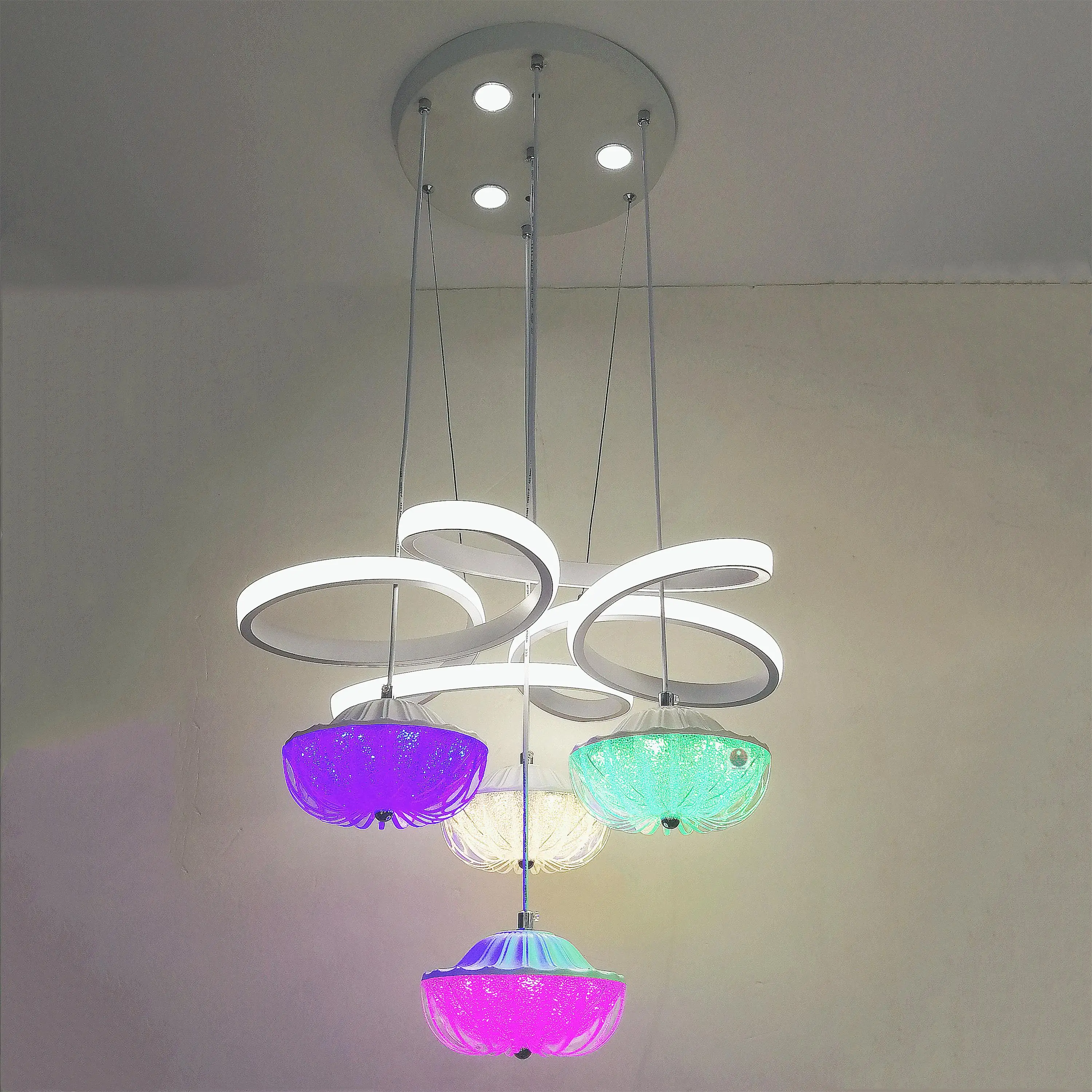 Оптовая продажа с фабрики прямая цветная Подвесная лампа из алюминия и акрила RGB