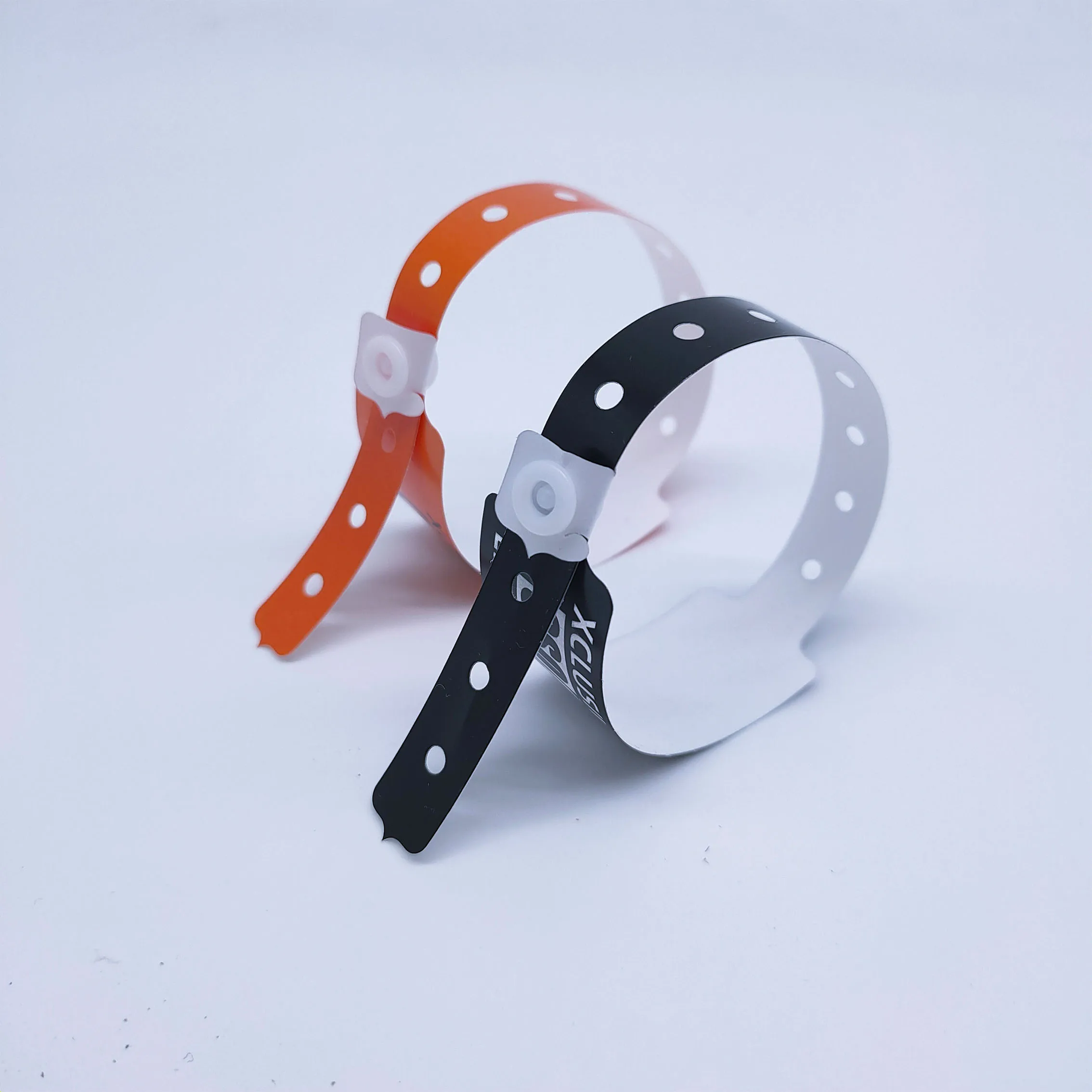 DDJOY Popular Sell Custom One time use Waterproof L Shape Vinyl Bracelets Plastic PE Wristband for Festival & Events