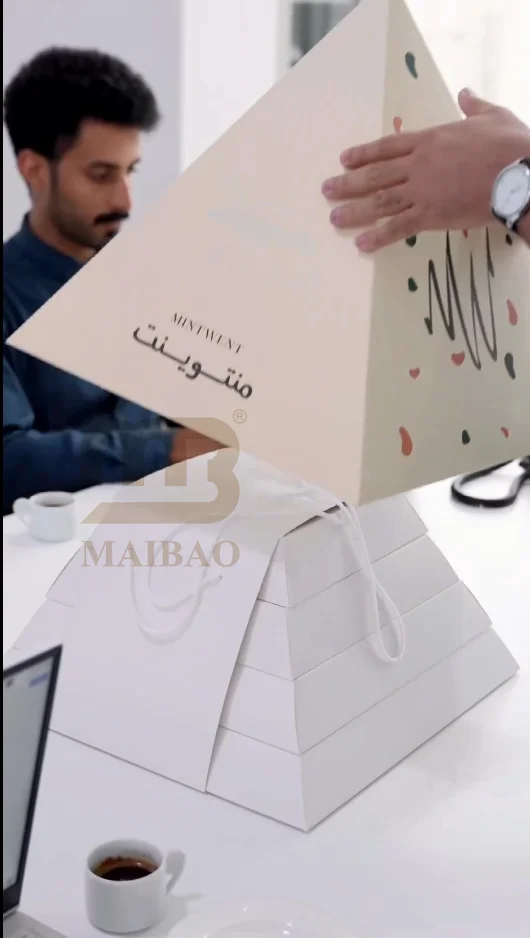 custom food grade Paper Catering Packaging Platter With Dividers Lid stored cake bread dessert takeout pyramidal grazing box