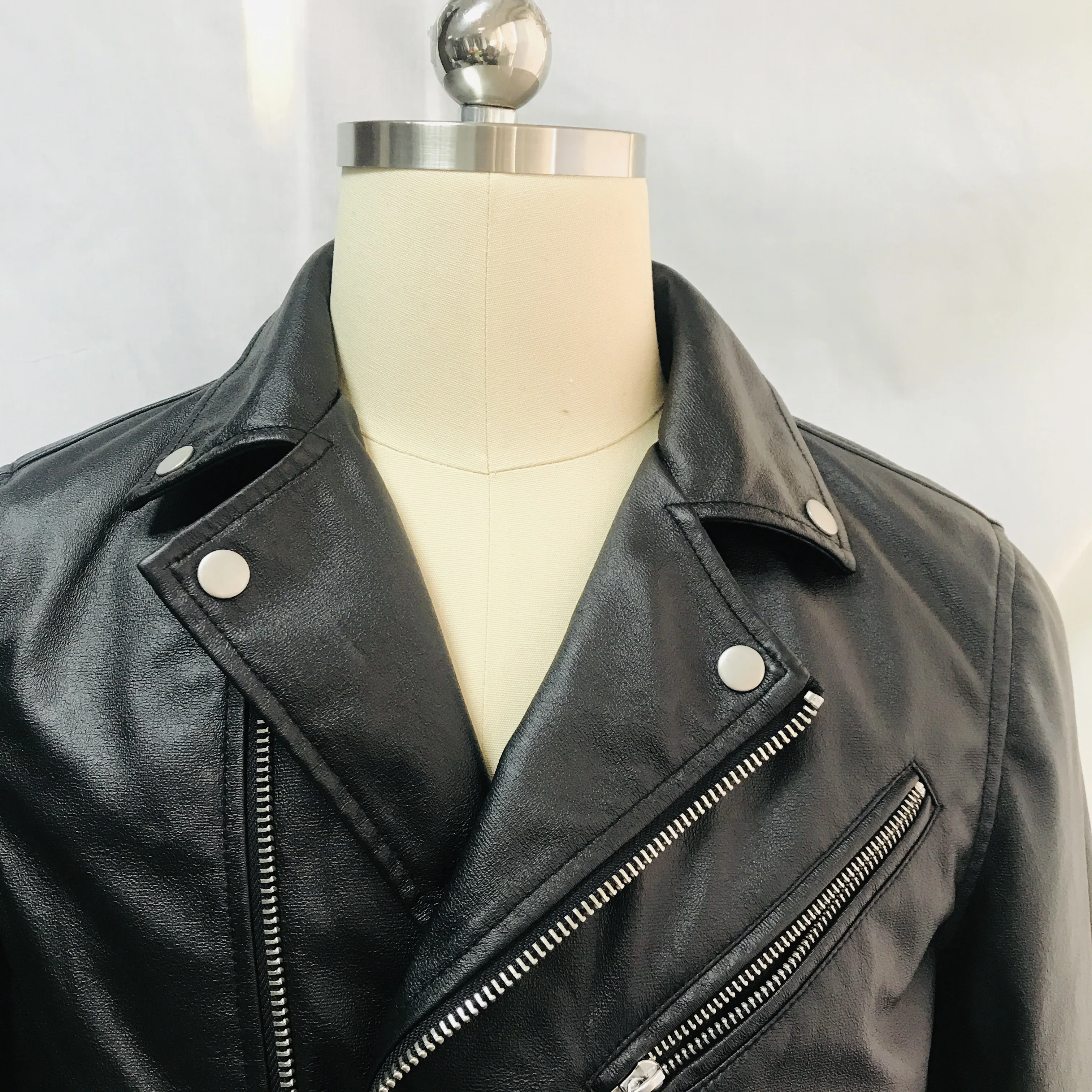 Сделанная на заказ в Китае женская короткая черная кожаная куртка с отложным воротником Куртки из искусственной кожи для девочек