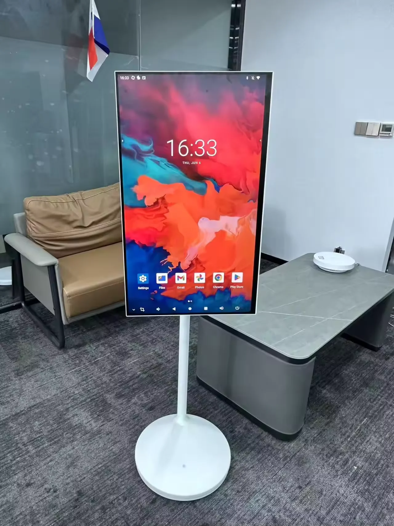 New Design 32 Inch Smart Tv Touch Screen Android Built-in Camera For Live Room Gaming Small Portable Lcd Television