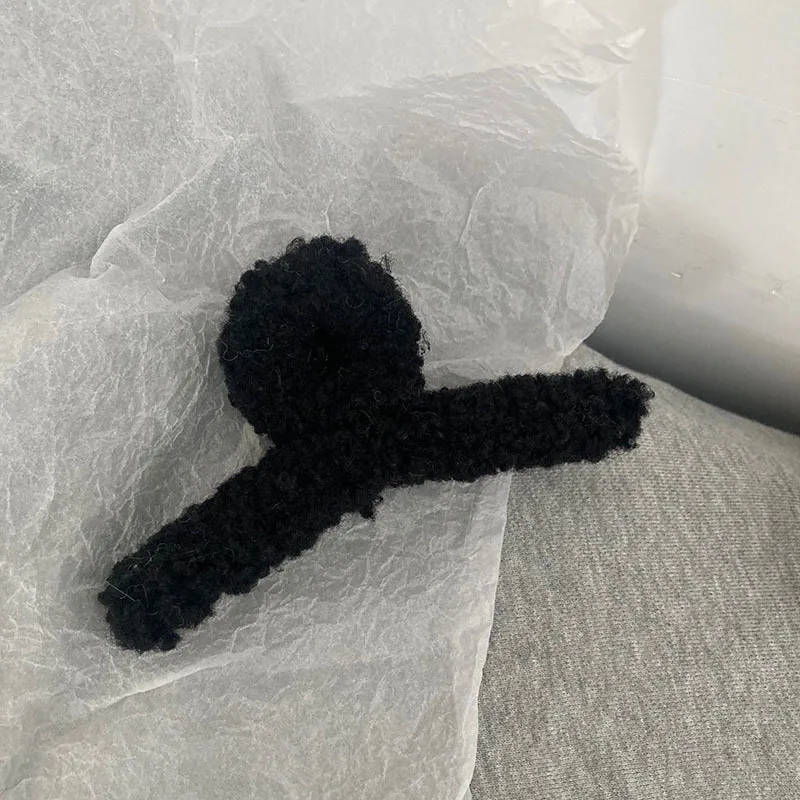 Wholesale fashion lamb fur hair claw hair accessories custom 13cm plush shark clip claw for women