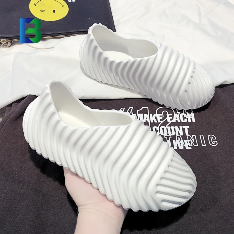 latest beach  sandal slide hole water shoes  slipper foam runner sport sandal Skeleton slippers foam runner men clogs