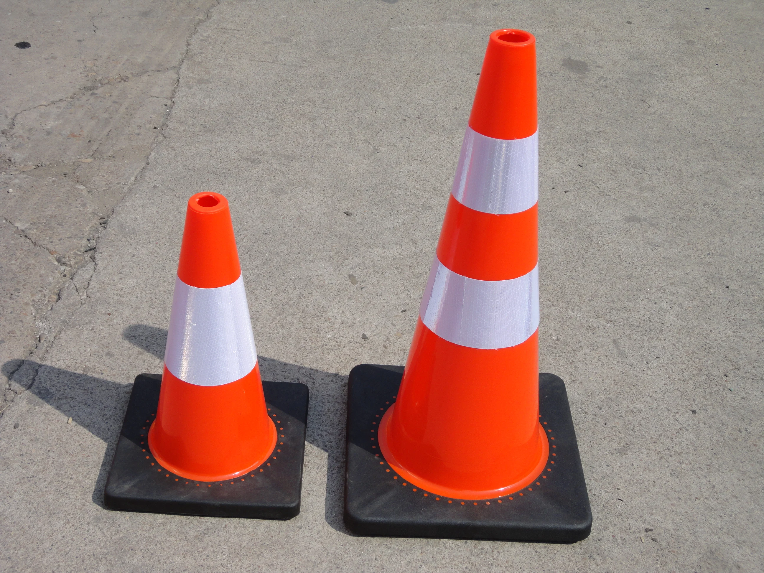 2025 Zhejiang hot sale black base cone 45 cm  70 cm 90 cm PVC traffic cone high quality safety cone with black base