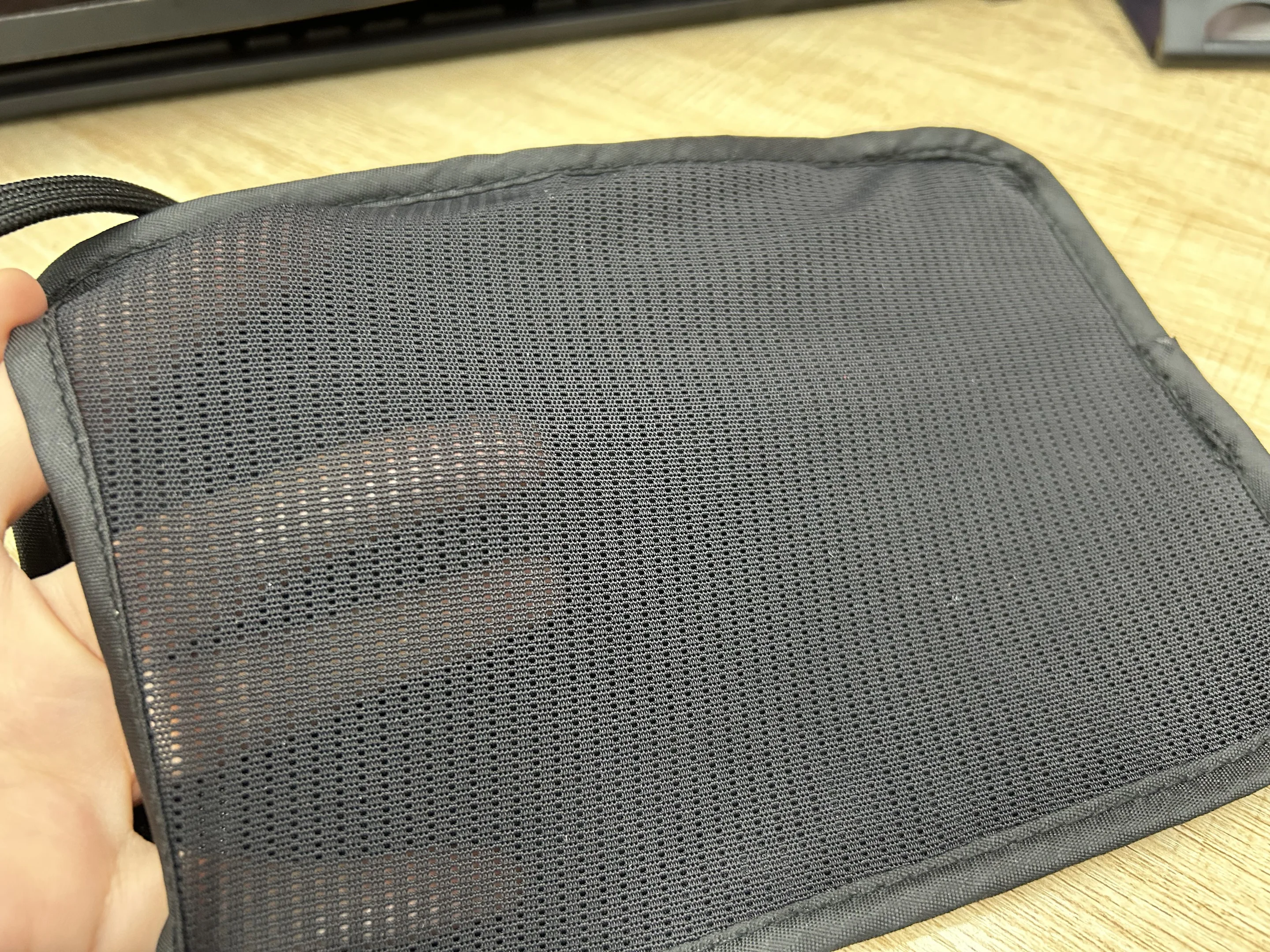 RFID Blocking Stash Wallet Travel Neck Pouch Waterproof Nylon Card Holder Fashionable Portable Passport Holder for Women & Men